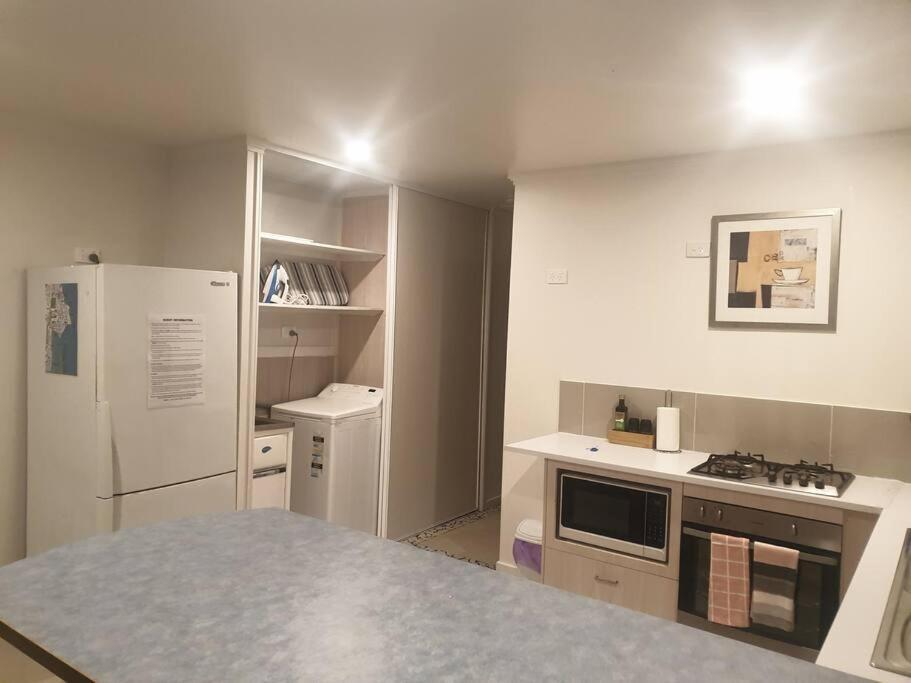 Pet Friendly & Spacious Two Bedroom Guest Unit Caloundra Exterior foto